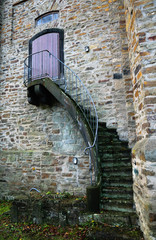 Treppe zur alten Kirche 