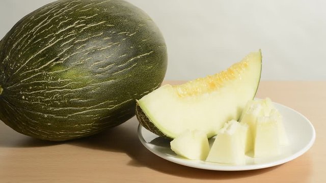 Mel&oacute;n y una rodaja partida en un plato