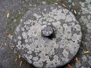 Steindeckel im japanischen Garten