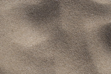 Textura o fondo de arena blanda, seca de color beige claro en playa mediterránea Cala Ratjada,...