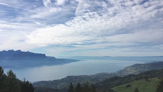 The Leman Lake view from above from Rochers de Naye, lake and sky timelapse.
Lac léman vu depuis les environs des Rochers de Naye, timelapse avec ciel et nuages.
