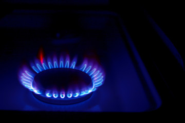 Gas cooker with fire