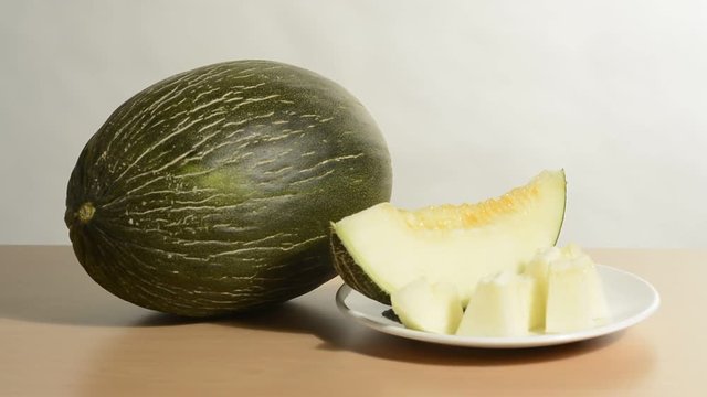 Mel&oacute;n y una rodaja partida en un plato