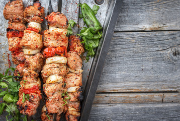 Traditioneller griechischer Souvlaki Grillspieß mit Tomaten und Zwiebel als Draufsicht auf...