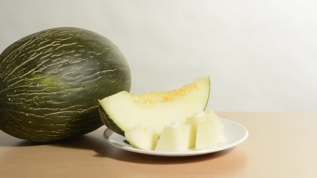 Mel&oacute;n y una rodaja partida en un plato