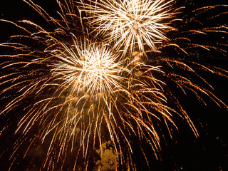 Fajerwerki w sylwestra na tle czarnego nieba