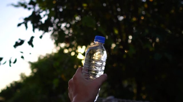 ペットボトルの水と朝日