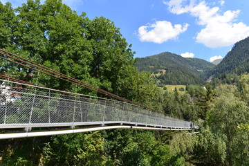 Fototapeta premium Goms Bridge – Spektakuläre Hängebrücke im Wallis