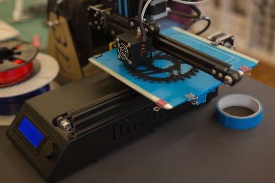 Chain ring with die machine on table