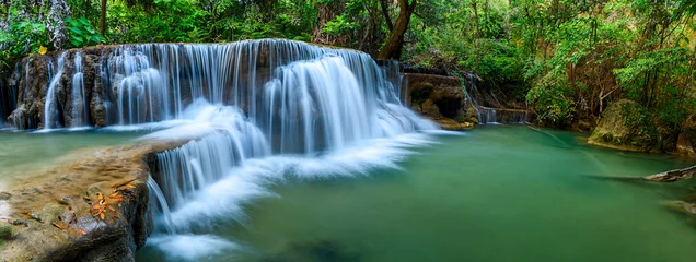 Foto op Canvas Panoramische waterval in regenwoud in Nationaal Park, Thailand. © yotrakbutda