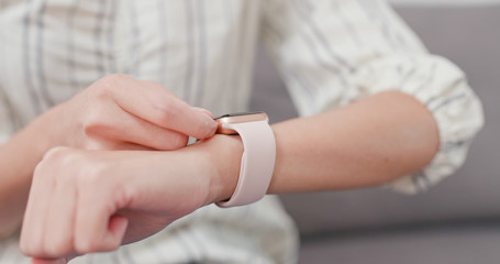 Obraz premium Woman use of smart watch