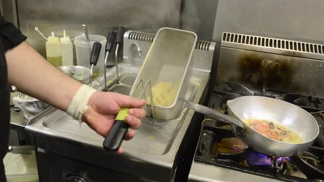 chef cucina i paccheri in un ristorante
