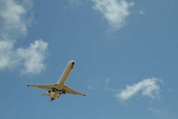 Obraz premium Airplane against sky