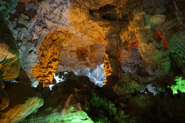 世界遺産　ベトナム　ハロン湾　ティンクエン洞