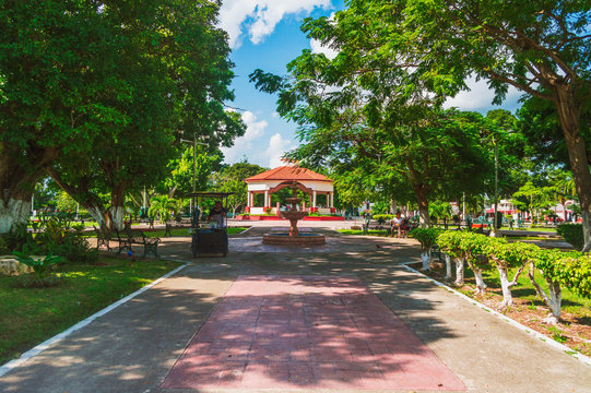 Kiosko en medio de parque de Bacalar, Quintana Roo