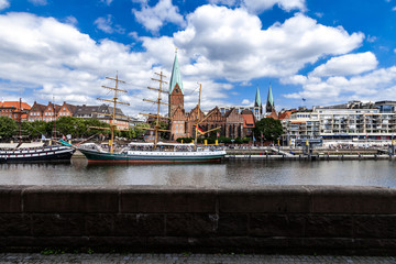 Obraz premium Martinianleger mit Kirche in Bremen