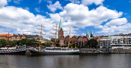 Obraz premium Martinian molo z kościołem w Bremie