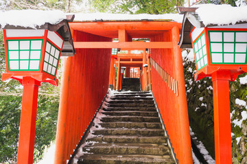 Fototapeta na wymiar The red torii are arranged along the mountain ridge. To bring pilgrims to the shrine at the top of the mountain.