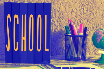 Schulbücher, Stifte und ein Globus in der Schule