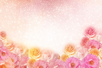 Fototapeta premium piękne róże kwiatowe obramowanie w delikatnym odcieniu vintage z brokatem w tle na walentynki lub kartkę ślubną