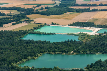 vue aérienne de lacs de sablières à Lassicourt dans l'Aisne en France