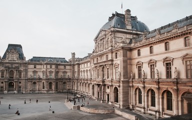 Fototapeta na wymiar Musée du Louvre-Paris