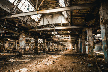 Verlaten ruïnes van industrieel fabrieksgebouw, gangzicht met perspectief en licht, ruïnes en sloopconcept