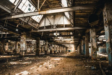 Keuken foto achterwand Oude verlaten gebouwen Verlaten ruïnes van industrieel fabrieksgebouw, gangzicht met perspectief en licht, ruïnes en sloopconcept