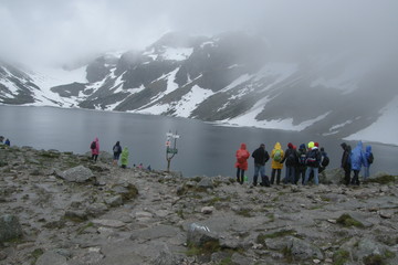 Załamanie pogody podczas wycieczki wysokogórskiej, na tatrzańskim szlaku nad jeziorem 