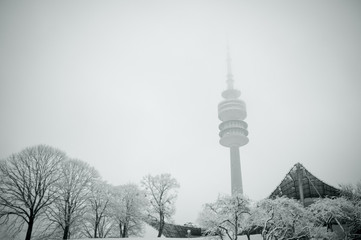Olympiaturm München im Nebel und Schnee