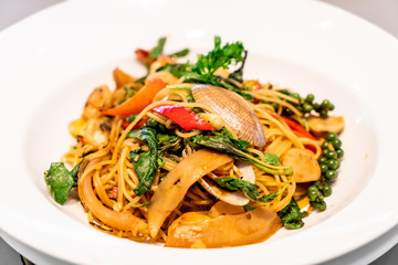Stir fried spaghetti with clams and basil