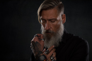 Close up Porträt eines bärtigen Mannes, isoliert auf einem schwarzem Hintergrund