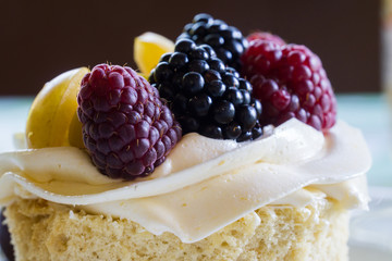 törtchen mit buttercreme und früchten