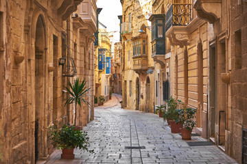 Walking cobblestone street in Birgu city, Malta - obrazy, fototapety, plakaty