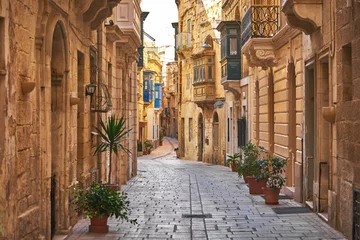 Fensteraufkleber Walking cobblestone street in Birgu city, Malta © vladimirzhoga