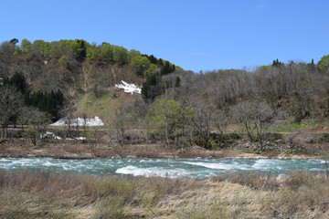 早春の渓流
