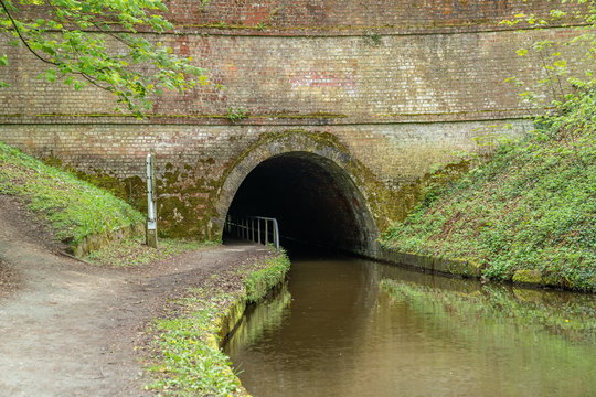 The entrance to a tunnel of the Llangollen Canal near Ellesmere, Shropshire, England, UK © Bernd Brueggemann
