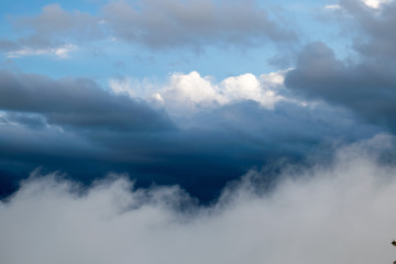 Fototapeta premium Wolken und Nebel in verschiedenen Blautönen. 