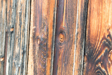 Verwitterte Holzbretter Fassade. 