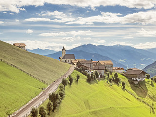 Blick auf das Bergdorf Prenn (Mittelstation der Hirzer Seilbahn) in den Sarntaler Alpen