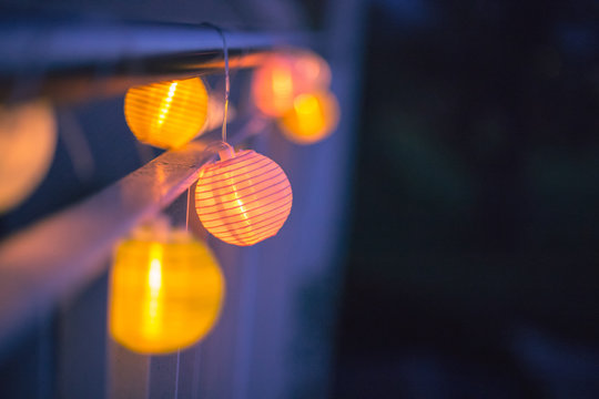 Bunte Papierlaternen an einem lauen Sommerabend, Gartenparty