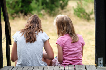 Mädchen tauschen Geheimnisse aus