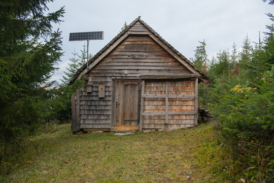 Holzh&uuml;tte im Wald mir Solarzelle