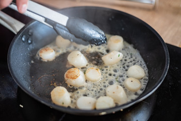 chef frying scallops