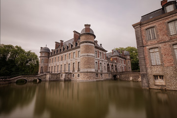 Fototapeta na wymiar Chateau de Beloeil en pose longue