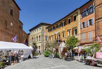 Markttag in Città della Pieve im Schatten des Domes auf der Piazza Plebiscito