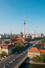 Obraz premium Antena panoramiczna Berlina z wieżą telewizyjną i czerwonym ratuszem