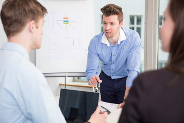 Obraz premium Businessman Communicating With Colleagues In Meeting at Office