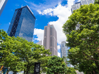 Obraz premium ビルの谷間の都市風景 新宿副都心