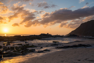 Mitternachtssonne am Skagsanden Beach, Lofoten, Norwegen